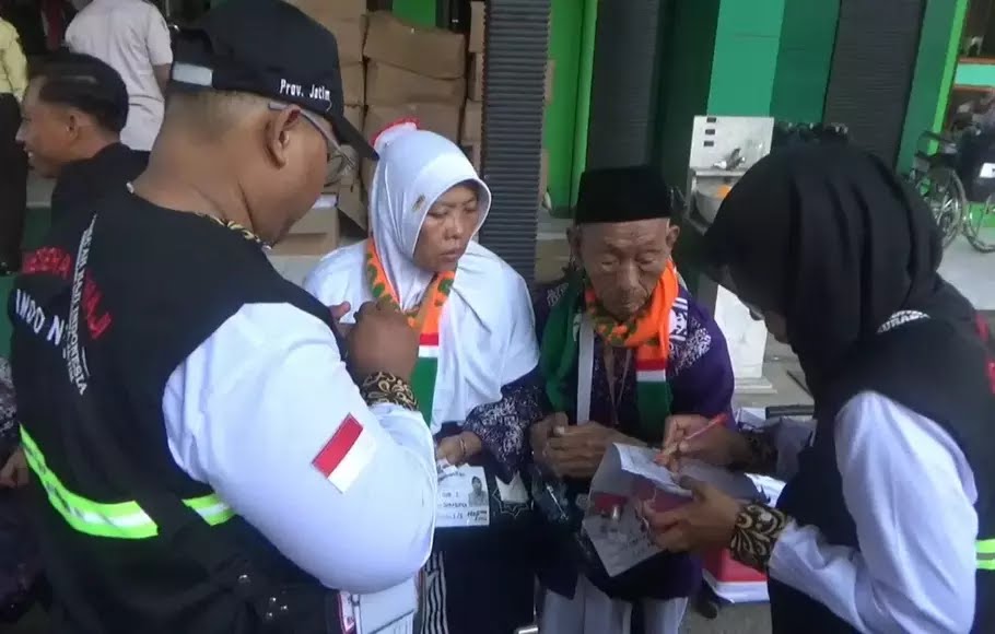 Rombongan Jamaah Haji Asal Bojonegoro Pertama Masuk Asrama Haji Surabaya