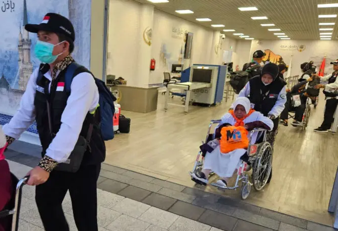 Hindari Keterlambatan, Jemaah Haji Kloter 47 Harus Pakai Kain Ihram Sejak di Embarkasi&nbsp;Surabaya