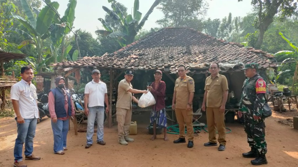 Dinas Sosial datangi Rumah Nasir, Warga Desa Pendabah yang Tinggal di Rumah tak Layak&nbsp;Huni