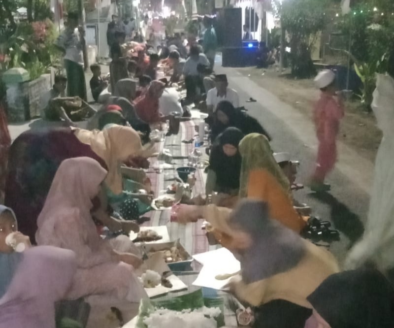 Sambut Malam Tirakatan, Warga di Sidoarjo Gelar Tumpeng-Makanan Sepanjang 1&nbsp;Km