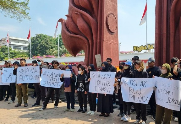 Massa Protes Keputusan MK Terkait Revisi UU Pilkada di Depan Tugu Pahlawan&nbsp;Surabaya