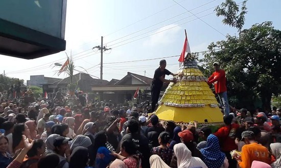 Ritual Bersih Desa, Warga Kediri Berebut Gunungan&nbsp;Tahu