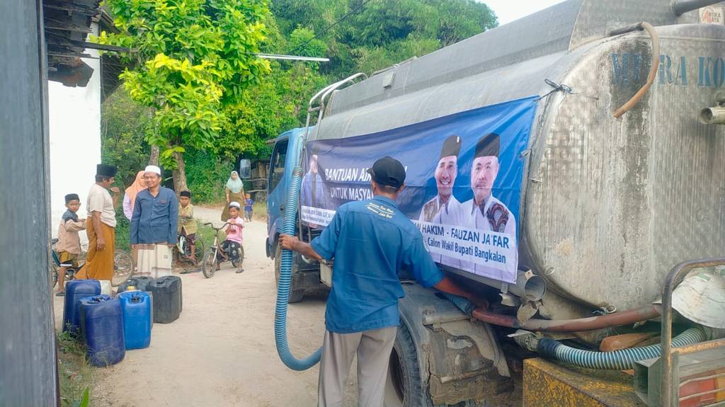 Paslon ManFaat Kirim Bantuan Air Bersih ke Desa Terdampak&nbsp;Kekeringan