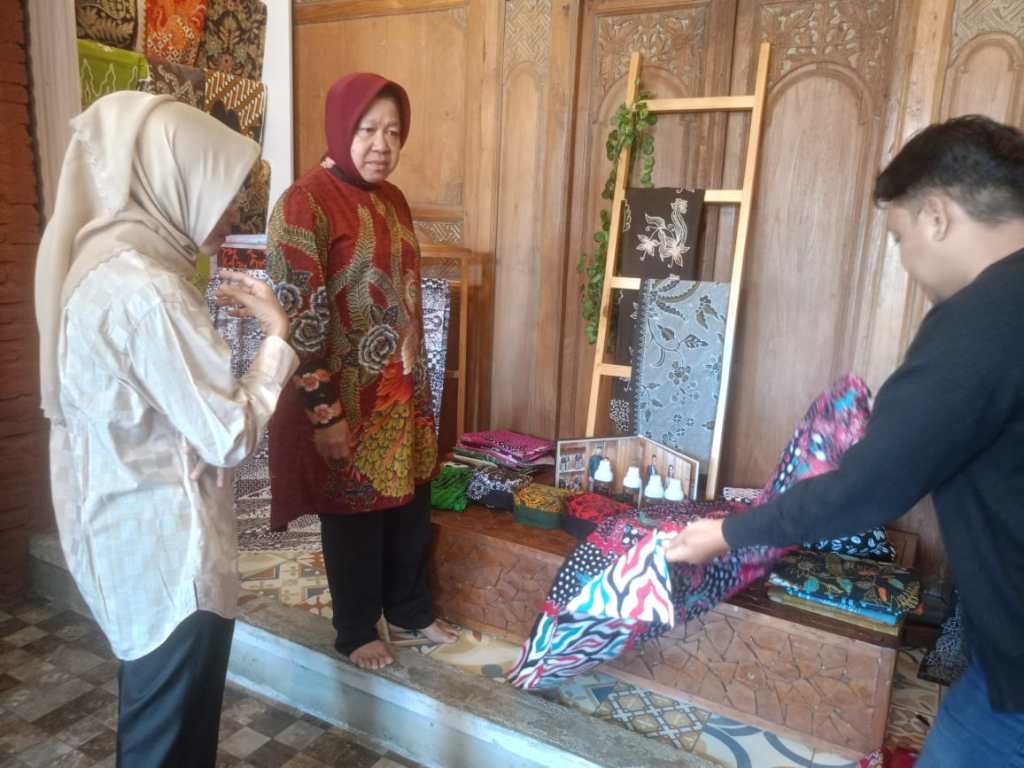 Risma Blusukan di Banyuwangi, Sapa Warga hingga Promosikan UMKM&nbsp;Lokal