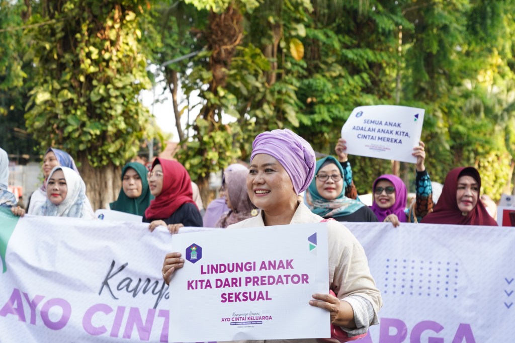 Luluk-Lukman ‘Kampanye Damai Ayo Cinta Keluarga’ di CFD Taman Bungkul Surabaya